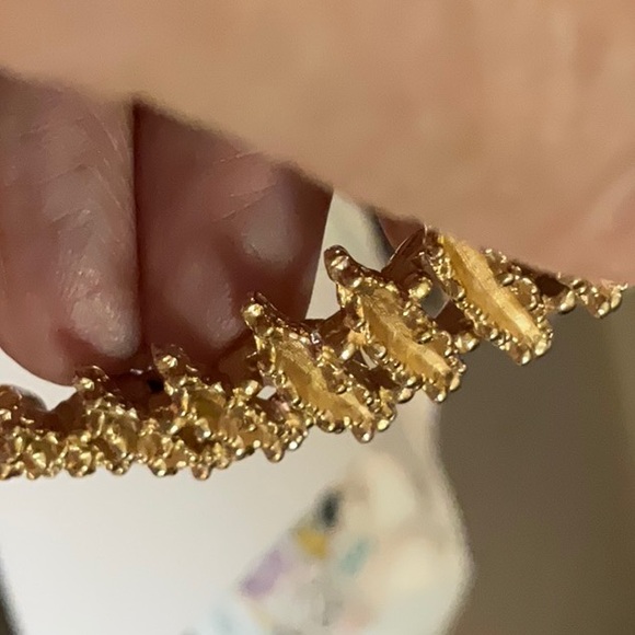 Avon 1972 Starflower Textured Sculptural Modernist Gold Toned Metal Bracelet - Picture 8 of 11